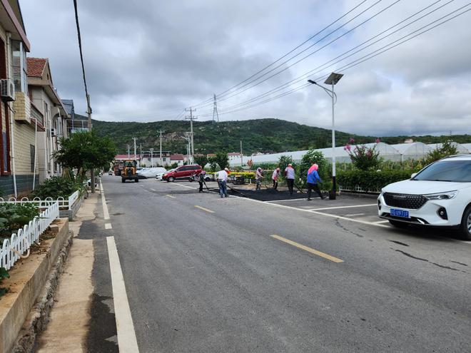 中云街道：胜利村小楼新巷零星路面摊铺沥青